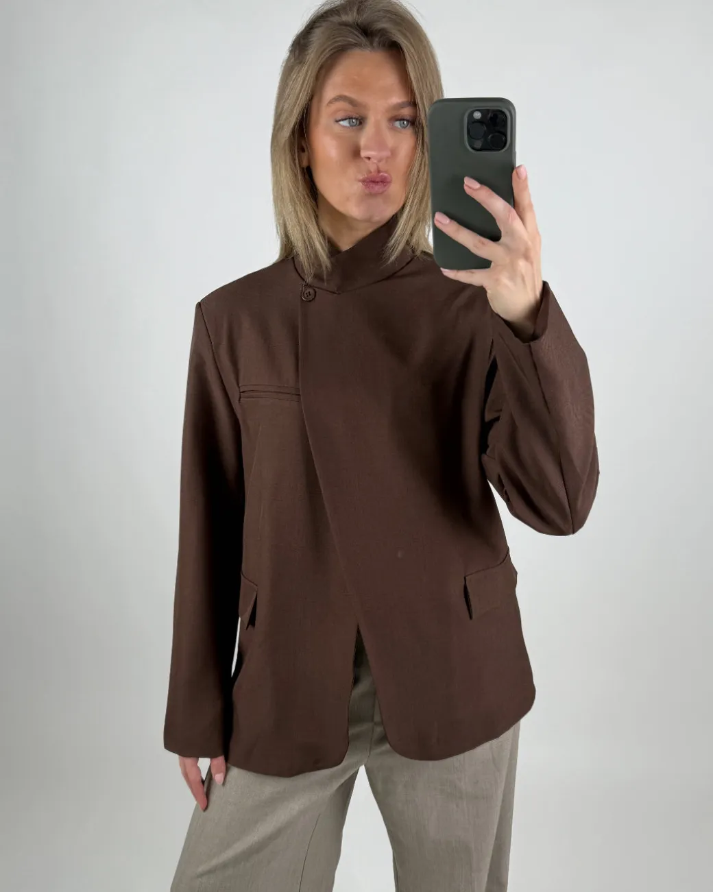 BRYNN blazer med høj krave, brun