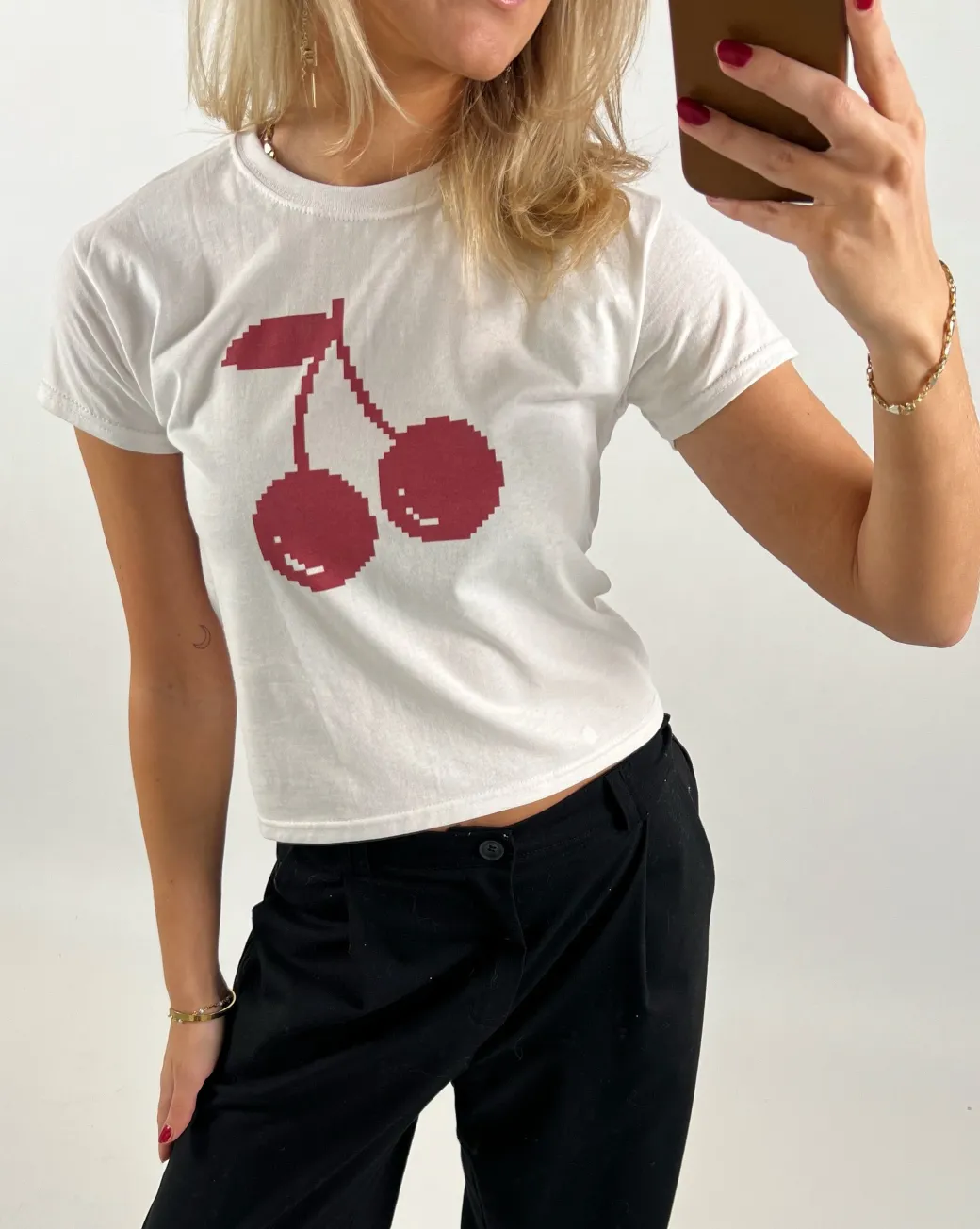 CHERRY baby tee, hvid
