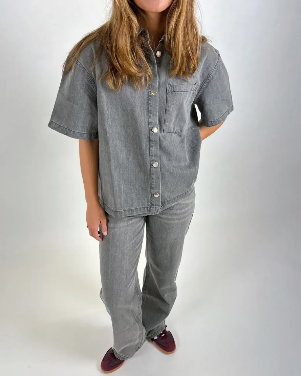 LOUISE kortærmet denim skjorte, grå