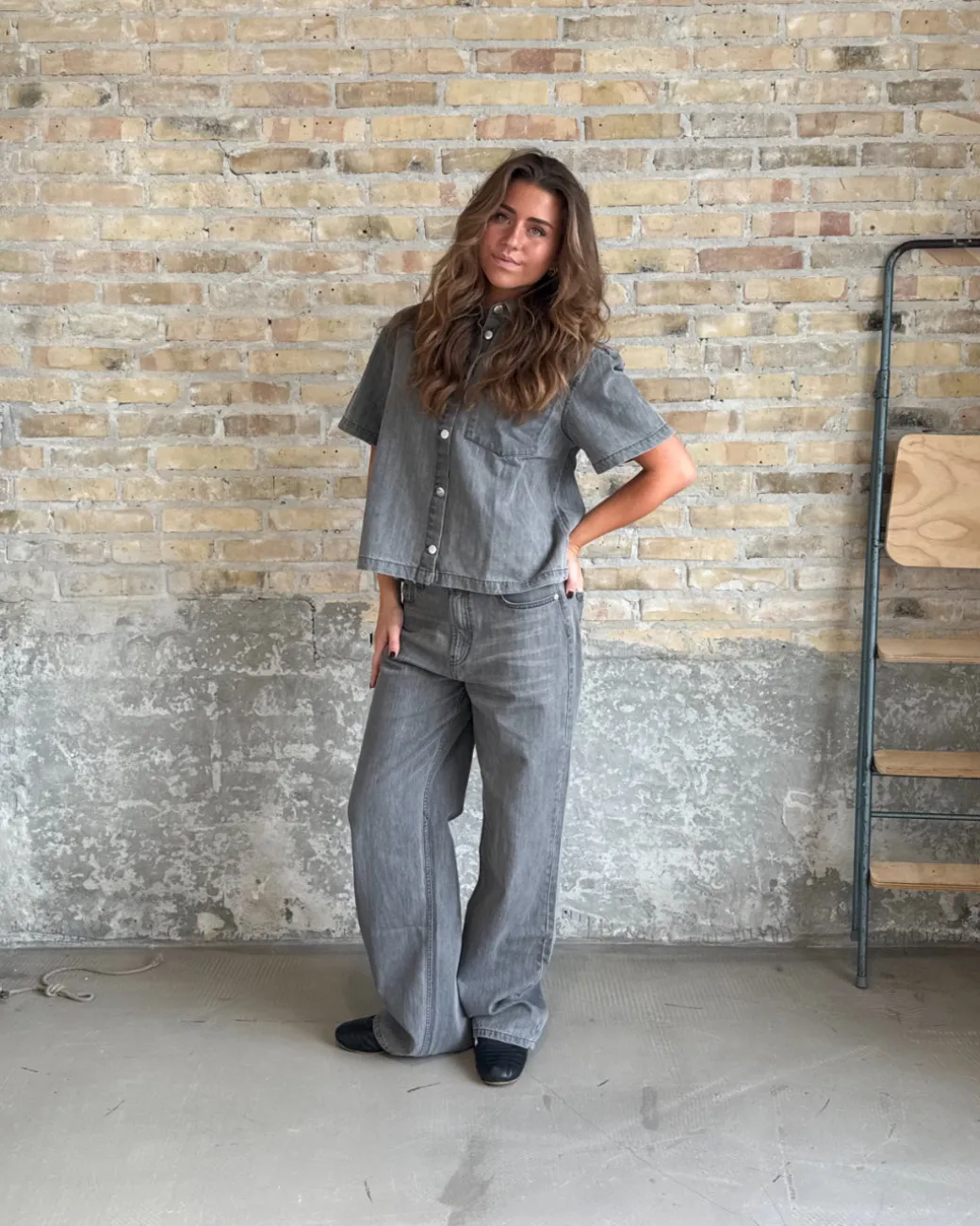 LOUISE kortærmet denim skjorte, grå