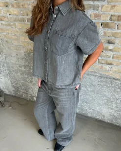 LOUISE kortærmet denim skjorte, grå
