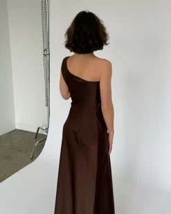NAT one shoulder kjole, brun